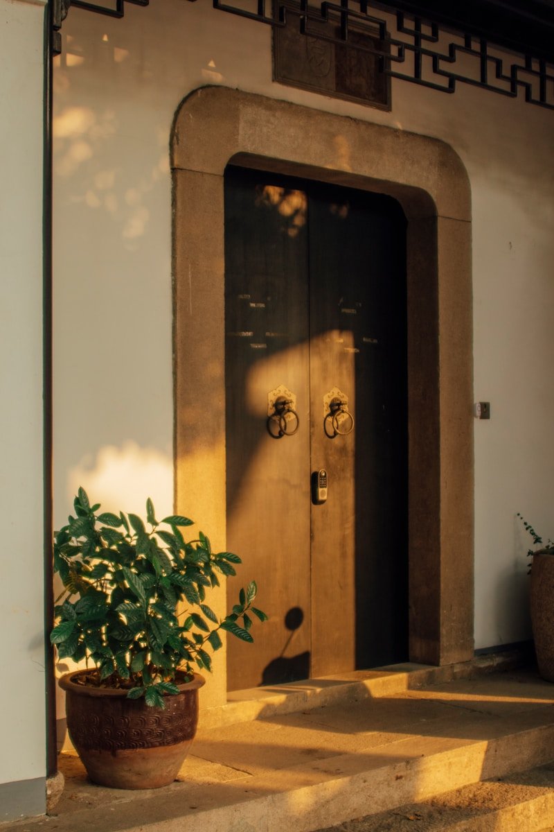 inmobiliaria de lujo entrada con porton de madera y diseño contemporaneo